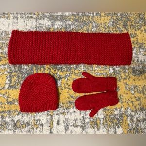 NBW! Brand New Women’s Hat, Scarf & Mittens Set